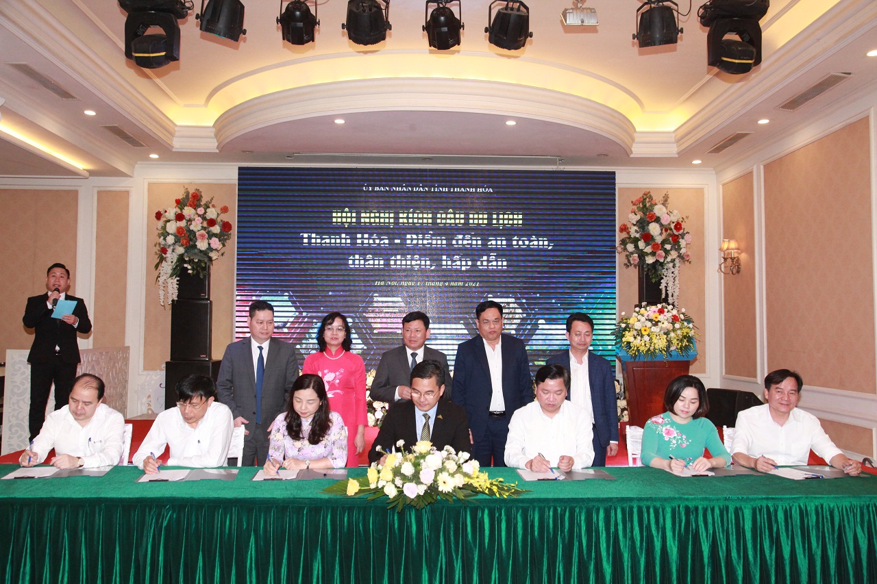 Lễ ký kết giữa UBND các huyện, thị xã, thành phố trọng điểm du lịch của Thanh Hóa với CLB UNESCO Hà Nội. Ảnh: Tuấn Hải